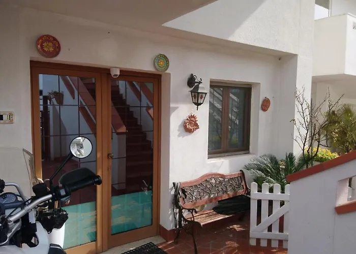 Intero Appartamento, Bilocale Di 55 Mq ,Soggiorno-Cucina Open Con Divano Letto, Una Camera Matrimoniale ,Con Giardino Privato E Corte