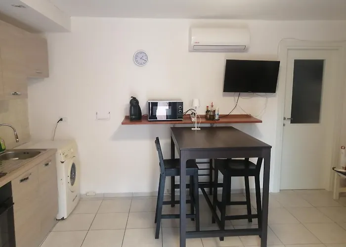 Intero Appartamento, Bilocale Di 55 Mq ,Soggiorno-Cucina Open Con Divano Letto, Una Camera Matrimoniale ,Con Giardino Privato E Corte