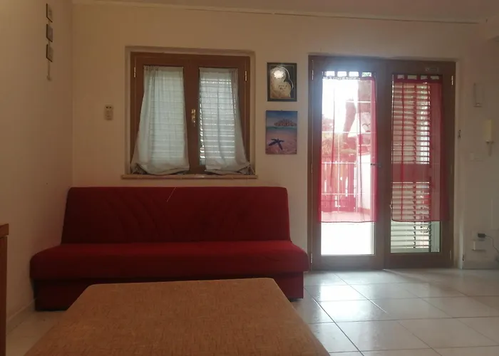 Intero Appartamento, Bilocale Di 55 Mq ,Soggiorno-Cucina Open Con Divano Letto, Una Camera Matrimoniale ,Con Giardino Privato E Corte
