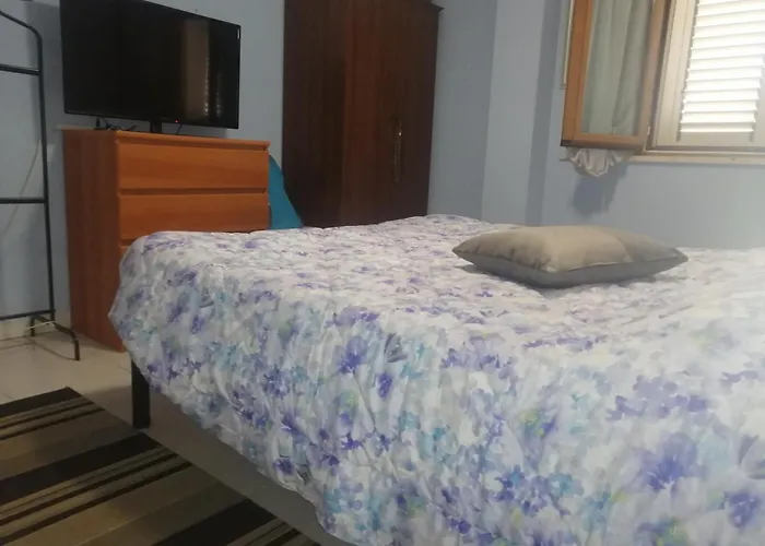 Intero Appartamento, Bilocale Di 55 Mq ,Soggiorno-Cucina Open Con Divano Letto, Una Camera Matrimoniale ,Con Giardino Privato E Corte